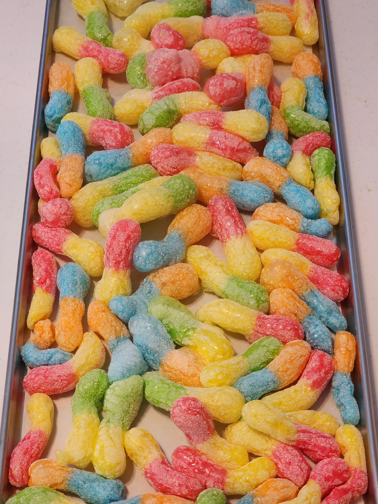 Sour gummy worms